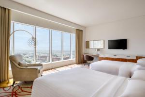 Postel nebo postele na pokoji v ubytování Marriott Hotel Downtown Abu Dhabi