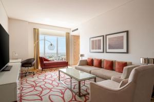 TV a/nebo společenská místnost v ubytování Marriott Hotel Downtown Abu Dhabi