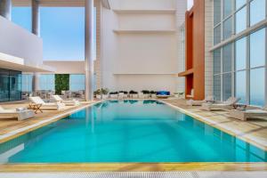 Bazén v ubytování Marriott Hotel Downtown Abu Dhabi nebo v jeho okolí