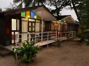 una piccola casa con molte finestre di Casa Beach hut Resort a Palolem