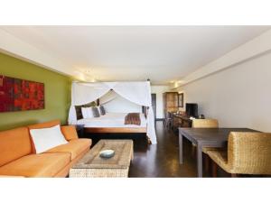 热海Atami Onsen Relax Resort Hotel - Vacation STAY 40349v的带沙发和床的客厅