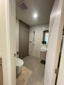 a bathroom with a toilet and a sink at DRooms in Ban Hua Khao Sammuk