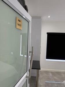 una finestra in vetro con una sedia in una stanza di The Zebra a Gqeberha