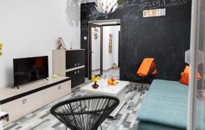 een woonkamer met een bank en een tv bij Old City Deluxe Apart - River View ! in Boekarest