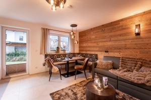 a living room with a couch and a table at Appartement's Maroslhof in Söll