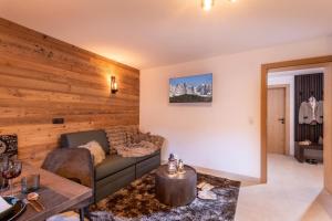 a living room with a couch and a table at Appartement's Maroslhof in Söll