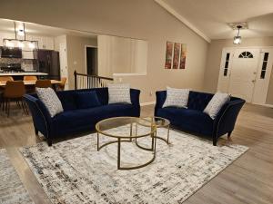 Ruang duduk di Spacious 3BR Ranch Near I-64 and Highway K