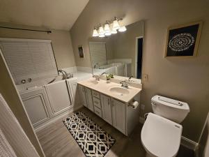 Bilik mandi di Spacious 3BR Ranch Near I-64 and Highway K