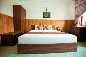 un dormitorio con una cama grande en una habitación en Hương Sen Hotel MC - by BAY LUXURY, en Mộc Châu