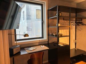 阿威罗Studio Teatro Aveiro的窗户客房内的一张书桌
