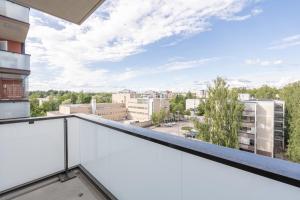 Un balcón con vista a una ciudad en Järvenpään Nuotti, en Järvenpää