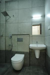 ein Badezimmer mit Toilette und Waschbecken in der Unterkunft Sreeja Myst in Athirappilly + 49 Fotos