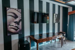 een kamer met een tafel en een spiegel aan een muur bij Cielito 1 in Tulum