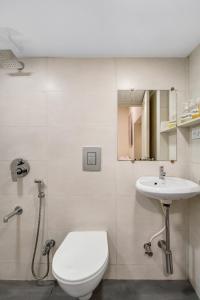 un baño con inodoro y lavabo en Cleo 1BHK Khar W by The Bombay Home Company, en Bombay