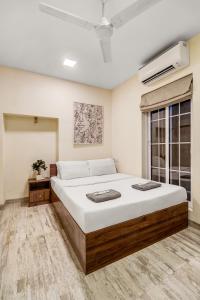 Un dormitorio con una cama grande en una habitación. en Cleo 1BHK Khar W by The Bombay Home Company, en Bombay