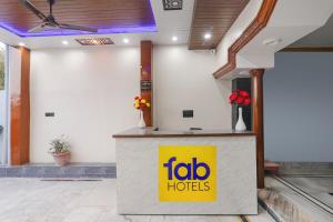 Ο χώρος του λόμπι ή της ρεσεψιόν στο FabExpress Awadh Inn - 400m from Shri Ram Janam Bhumi