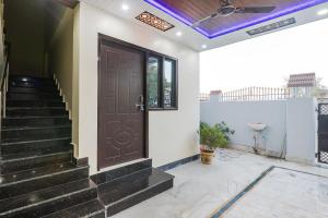 Φωτογραφία από το άλμπουμ του FabExpress Awadh Inn - 400m from Shri Ram Janam Bhumi σε Ayodhya