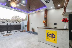 Ο χώρος του λόμπι ή της ρεσεψιόν στο FabExpress Awadh Inn - 400m from Shri Ram Janam Bhumi