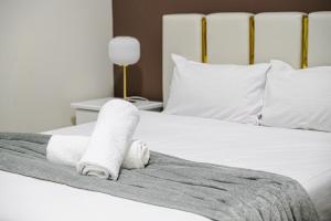 Ένα ή περισσότερα κρεβάτια σε δωμάτιο στο Sydney CBD 1Br 4ppl with Pool Spa Gym Fireworks