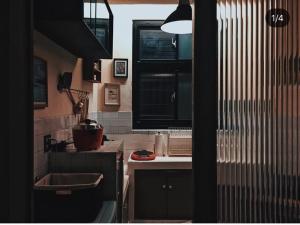 Una cocina o cocineta en 台南謝宅 Old House Inn