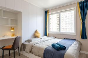 Ένα ή περισσότερα κρεβάτια σε δωμάτιο στο Locals Apartment Inn 12