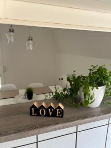 a kitchen counter with a sign that says love at Lille Vedelsborg in Vejle