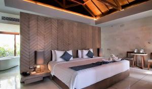 Postel nebo postele na pokoji v ubytování Wyndham Tamansari Jivva Resort Bali