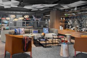Lounge alebo bar v ubytovaní Moxy Barcelona