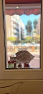 a glass window with a bird on it at Brisa Marina Stay a unos pasos del mar in Valencia