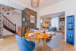 a dining room and living room with a table and chairs at Maison Athlos - Quartier calme au coeur de Nantes in Nantes