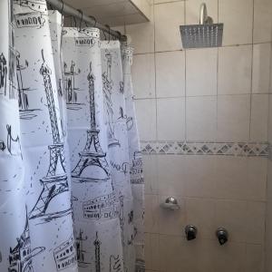 Ένα μπάνιο στο Habitacion con baño en Sweet