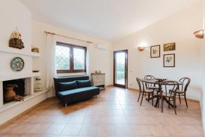 a living room with a couch and a table at Le Tuie in Castellammare del Golfo
