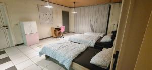 Katil atau katil-katil dalam bilik di Afgelegen woning met buitenjacuzzi en vergaderruimte !