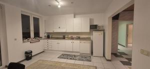 Dapur atau dapur kecil di Afgelegen woning met buitenjacuzzi en vergaderruimte !