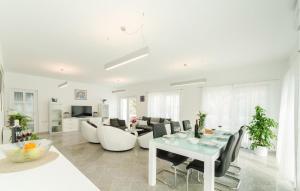 Η κουζίνα ή μικρή κουζίνα στο 4 Bedroom Awesome Home In Privlaka