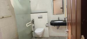 ein Badezimmer mit Toilette und Waschbecken in der Unterkunft Ananya's Nana Nani Homes Phase 3 in Coimbatore