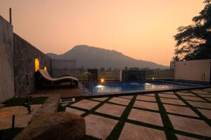 NandiRASA Pool Villa的以山为背景的游泳池