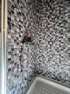 y baño con ducha y bañera. en Finikous Cottage House-Agros, en Agros 41 fotos más