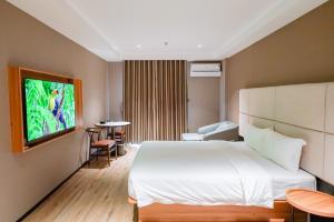 Postel nebo postele na pokoji v ubytování Orange Crystal Phoenix hotel
