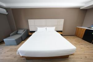 Postel nebo postele na pokoji v ubytování Orange Crystal Phoenix hotel