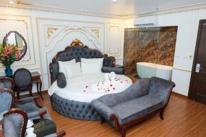 Postel nebo postele na pokoji v ubytování Royal Hotel Trâu Quỳ