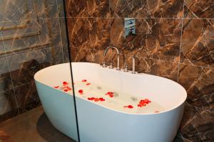Koupelna v ubytování Royal Hotel Trâu Quỳ + 37 fotografií