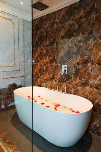 Koupelna v ubytování Royal Hotel Trâu Quỳ