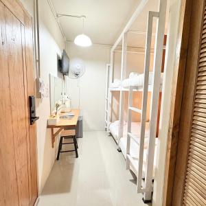 Postel nebo postele na pokoji v ubytování Yoi Hotel krabi