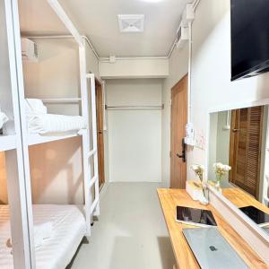 Postel nebo postele na pokoji v ubytování Yoi Hotel krabi