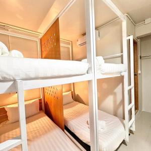 Postel nebo postele na pokoji v ubytování Yoi Hotel krabi