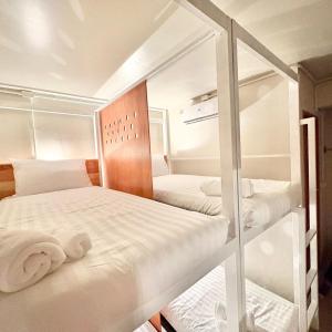 Postel nebo postele na pokoji v ubytování Yoi Hotel krabi