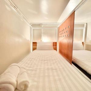 Postel nebo postele na pokoji v ubytování Yoi Hotel krabi