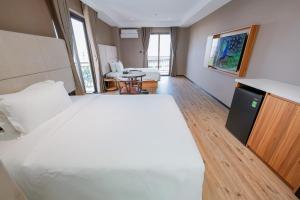Postel nebo postele na pokoji v ubytování Orange Crystal Phoenix hotel