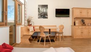 a living room with a table and two chairs at Parndlehof in Villandro